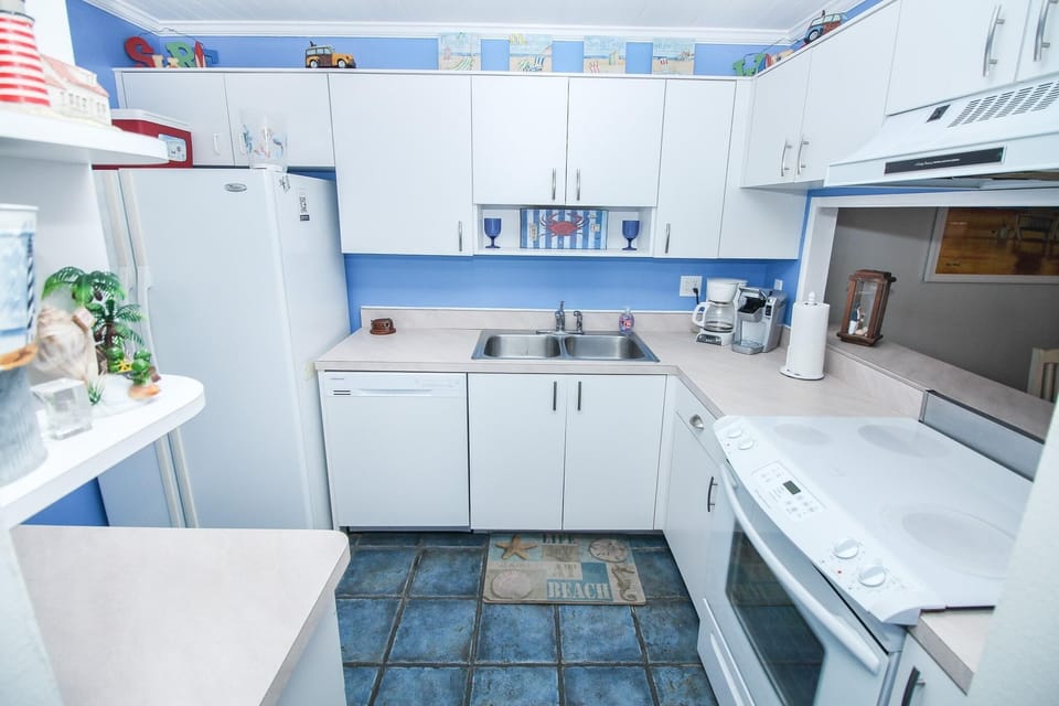 Condo, 1 King Bed with Sofa bed (Sea Coast Gardens III 409) | Private kitchen | Oven, toaster