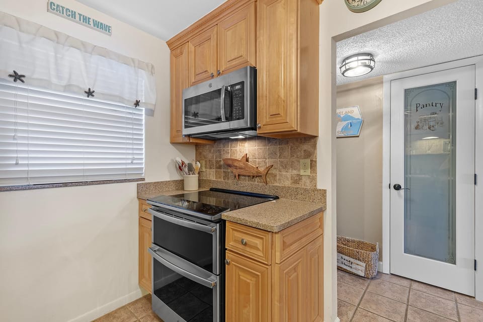 Condo, Multiple Beds (Sea Coast Gardens III 412) | Private kitchen | Oven