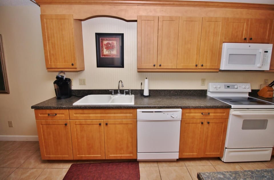 Condo, Multiple Beds (Sea Coast Gardens III 414) | Private kitchen | Oven