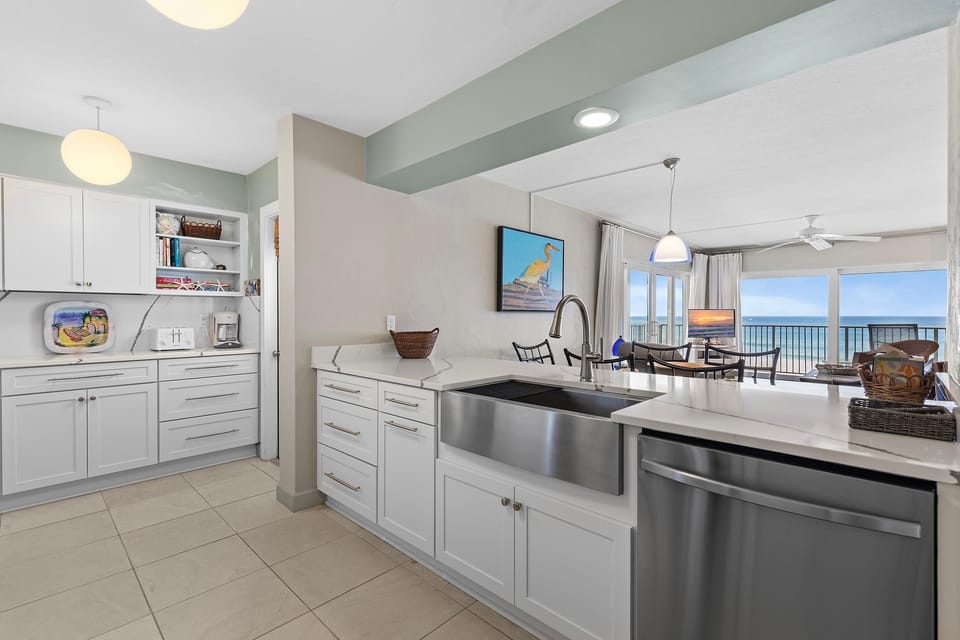 Condo, Multiple Beds (Schooner Point A204) | Private kitchen | Oven, coffee/tea maker, toaster, blender