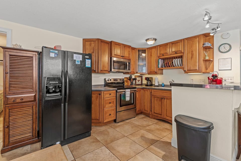 House, Multiple Beds (Poolside Oasis) | Private kitchen | Oven