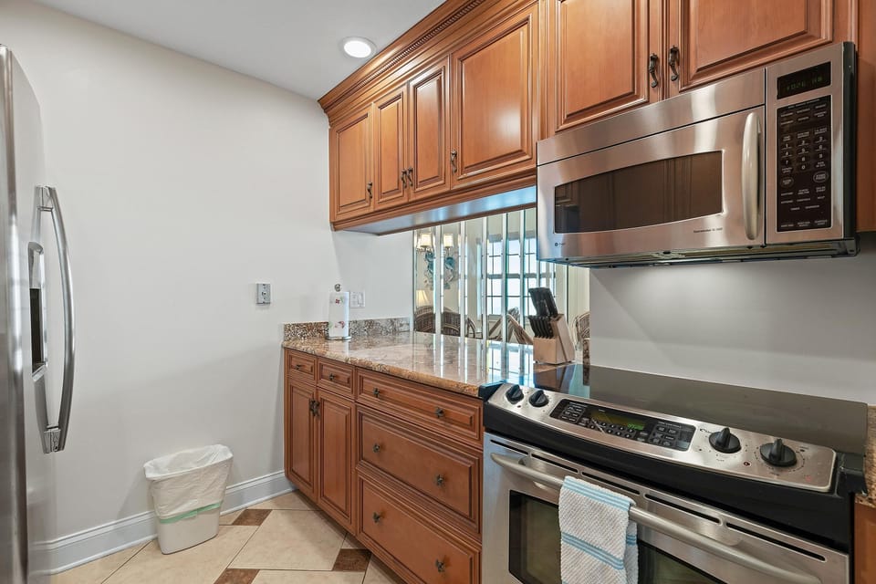 Condo, 1 King Bed (Colony Beach Club 225) | Private kitchen | Oven, coffee/tea maker, toaster, blender