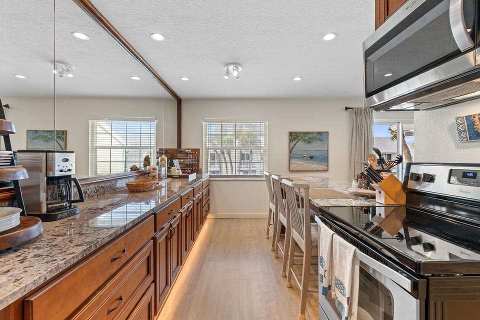 Condo, 1 King Bed (Colony Beach Club 246) | Private kitchen | Oven, coffee/tea maker, toaster, blender