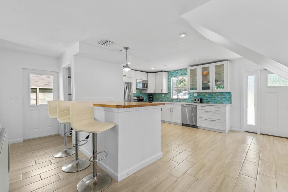 House, 2 Queen Beds (Barefoot Bungalow) | Private kitchen | Oven, toaster