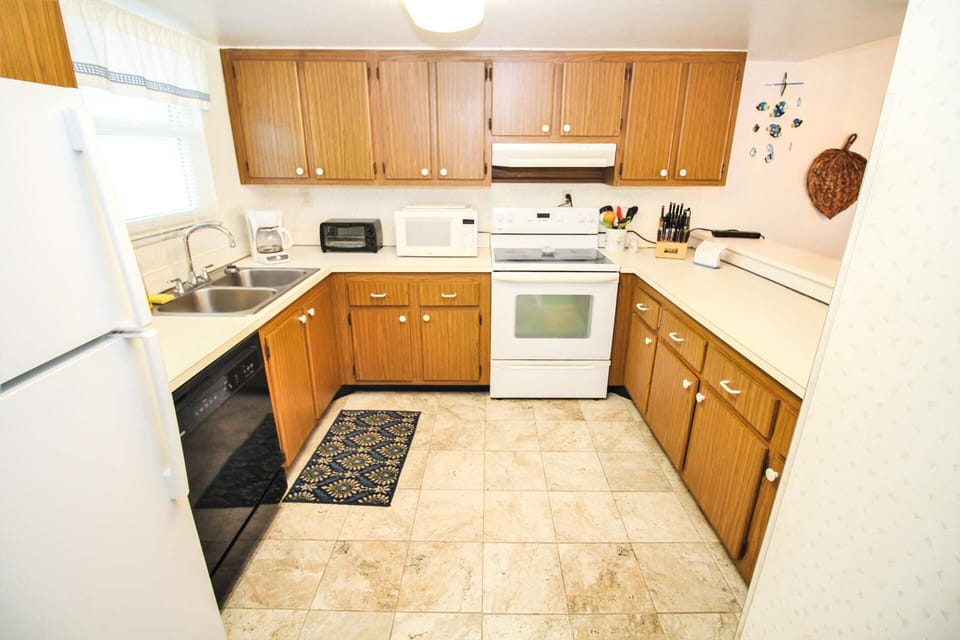 Condo, 1 King Bed with Sofa bed (Surfside 107) | Private kitchen | Oven, coffee/tea maker, toaster, blender