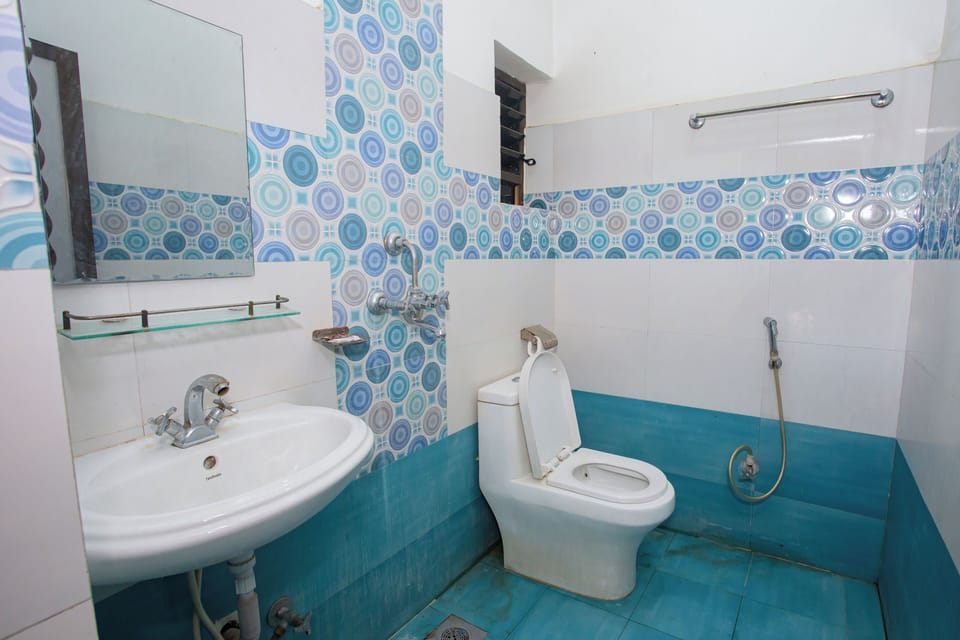 Standard Double or Twin Room, Garden View | Bathroom | Shower, rainfall showerhead, free toiletries, slippers