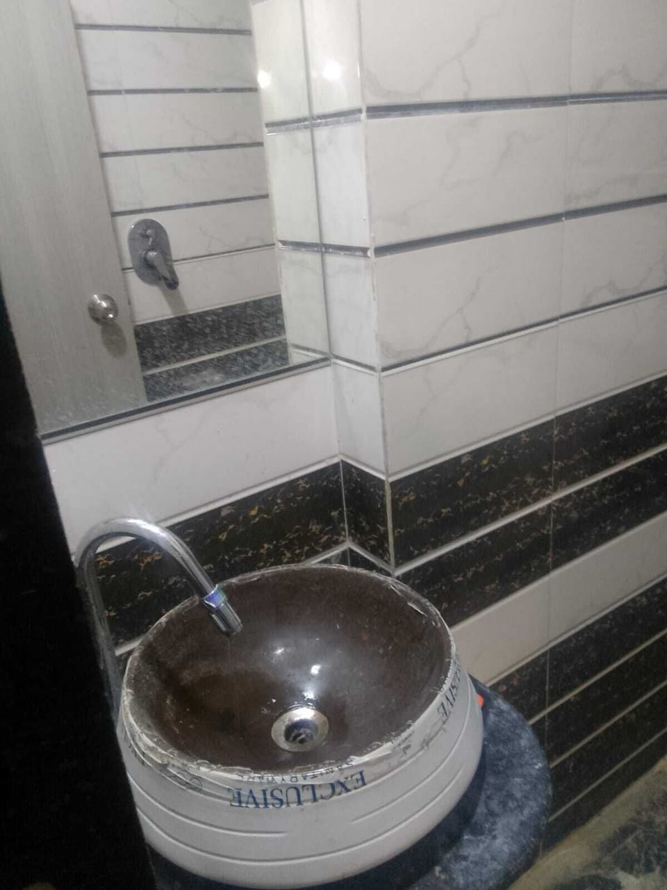 Deluxe Room | Bathroom | Shower, rainfall showerhead, hair dryer, towels