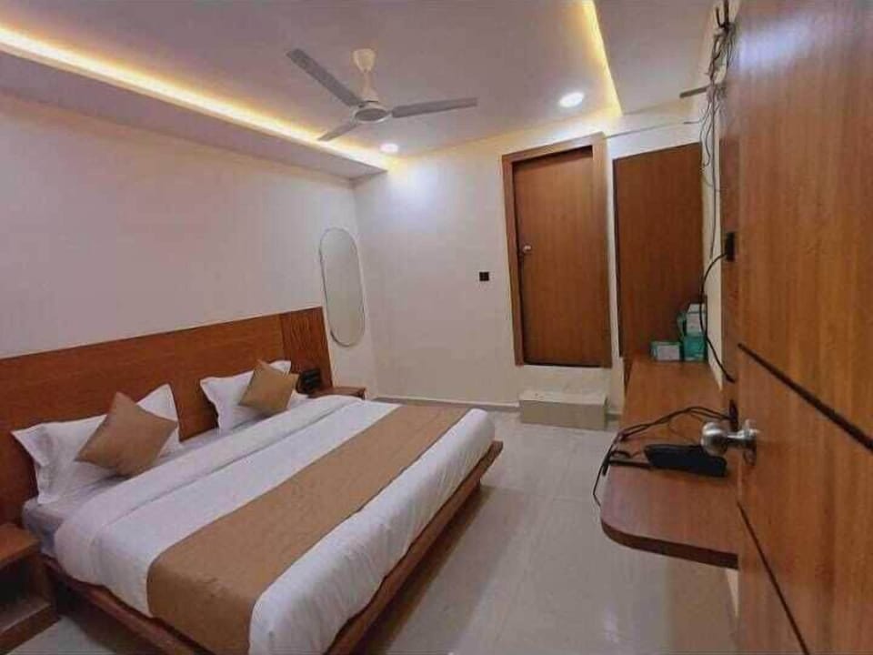 Superior Room | Egyptian cotton sheets, premium bedding, desk, laptop workspace