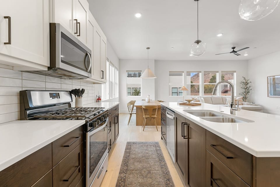 Condo, 3 Bedrooms | Private kitchen | Fridge, oven, coffee/tea maker, toaster