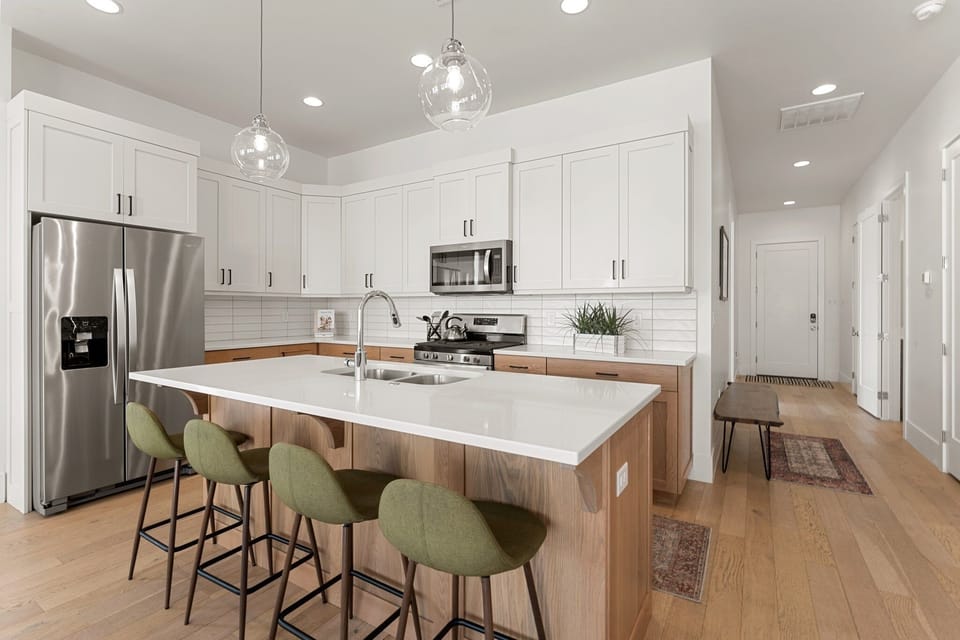 Townhome, 4 Bedrooms | Private kitchen | Fridge, oven, coffee/tea maker, toaster