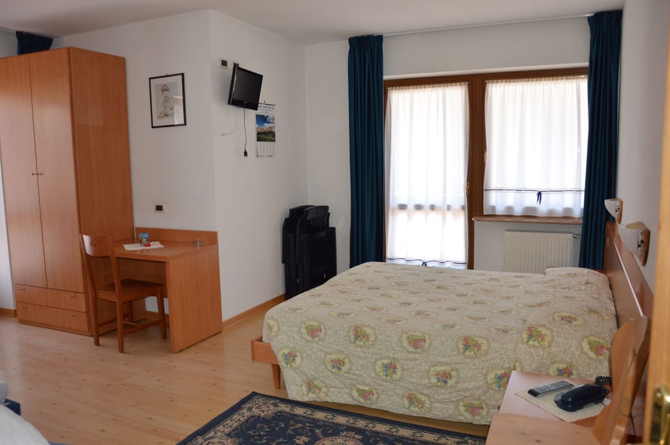 Grand Double Room | In-room safe, desk, laptop workspace, WiFi (free)