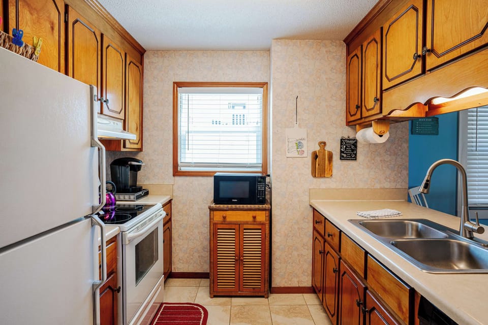 Townhome, Multiple Beds, Patio (Horizon Breeze) | Private kitchen | Fridge, microwave, oven, stovetop