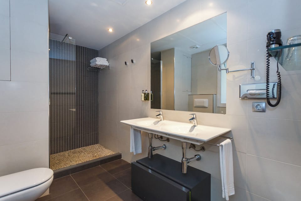 Deluxe Double Room, Hot Tub | Bathroom | Shower, rainfall showerhead, free toiletries, hair dryer