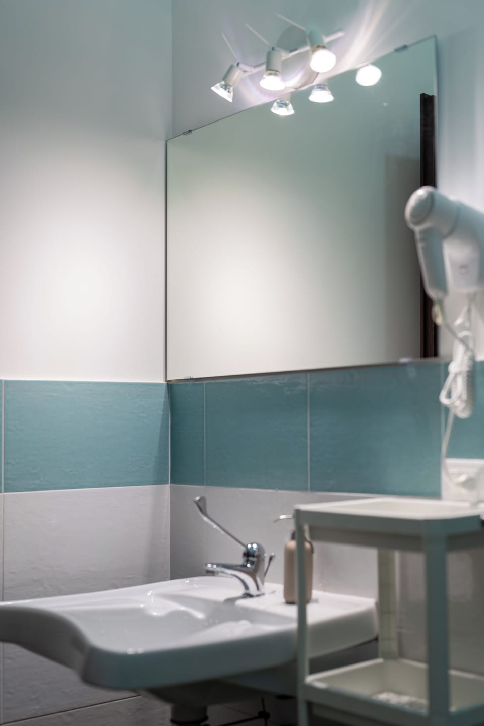 Basic Triple Room | Bathroom | Shower, hair dryer, bidet, towels