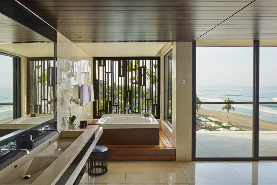 Suite (Penthouse) | Bathroom | Shower, designer toiletries, hair dryer, bathrobes