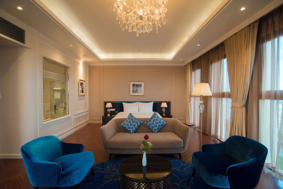 Junior Suite | In-room safe, desk, blackout drapes, soundproofing