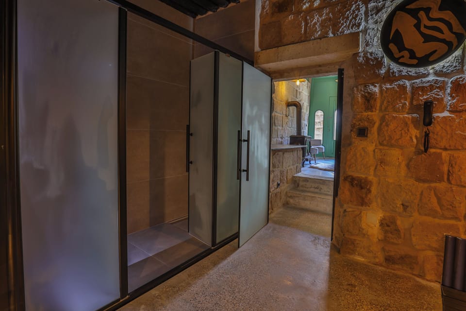 Luxury Room | Bathroom | Separate tub and shower, deep soaking tub, hydromassage showerhead