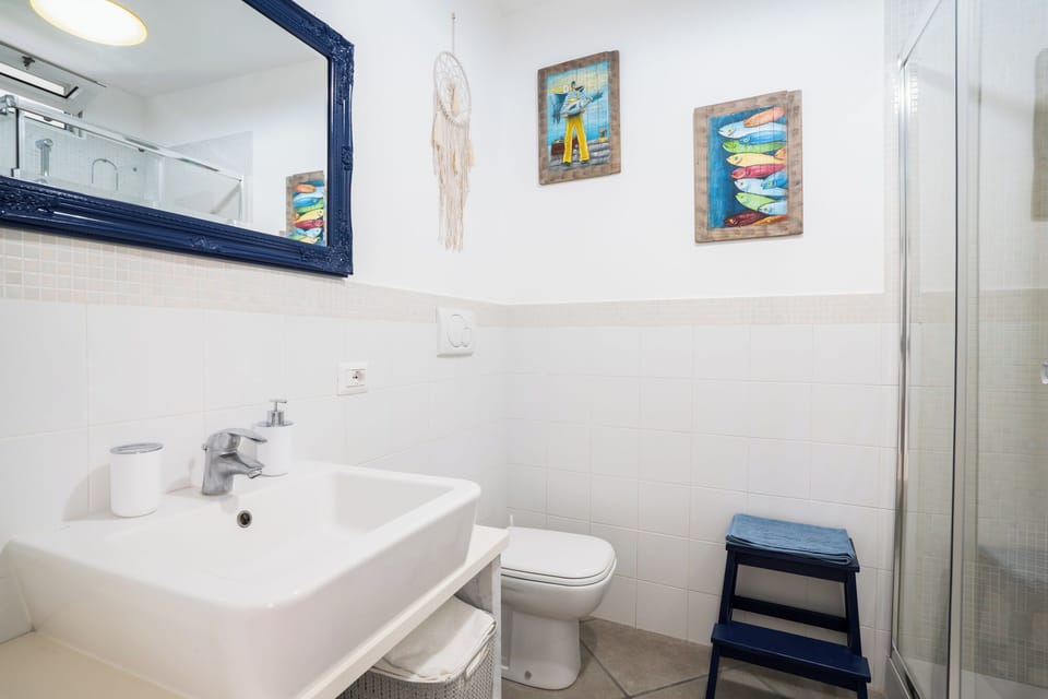 Apartment | Bathroom | Shower, rainfall showerhead, free toiletries, hair dryer