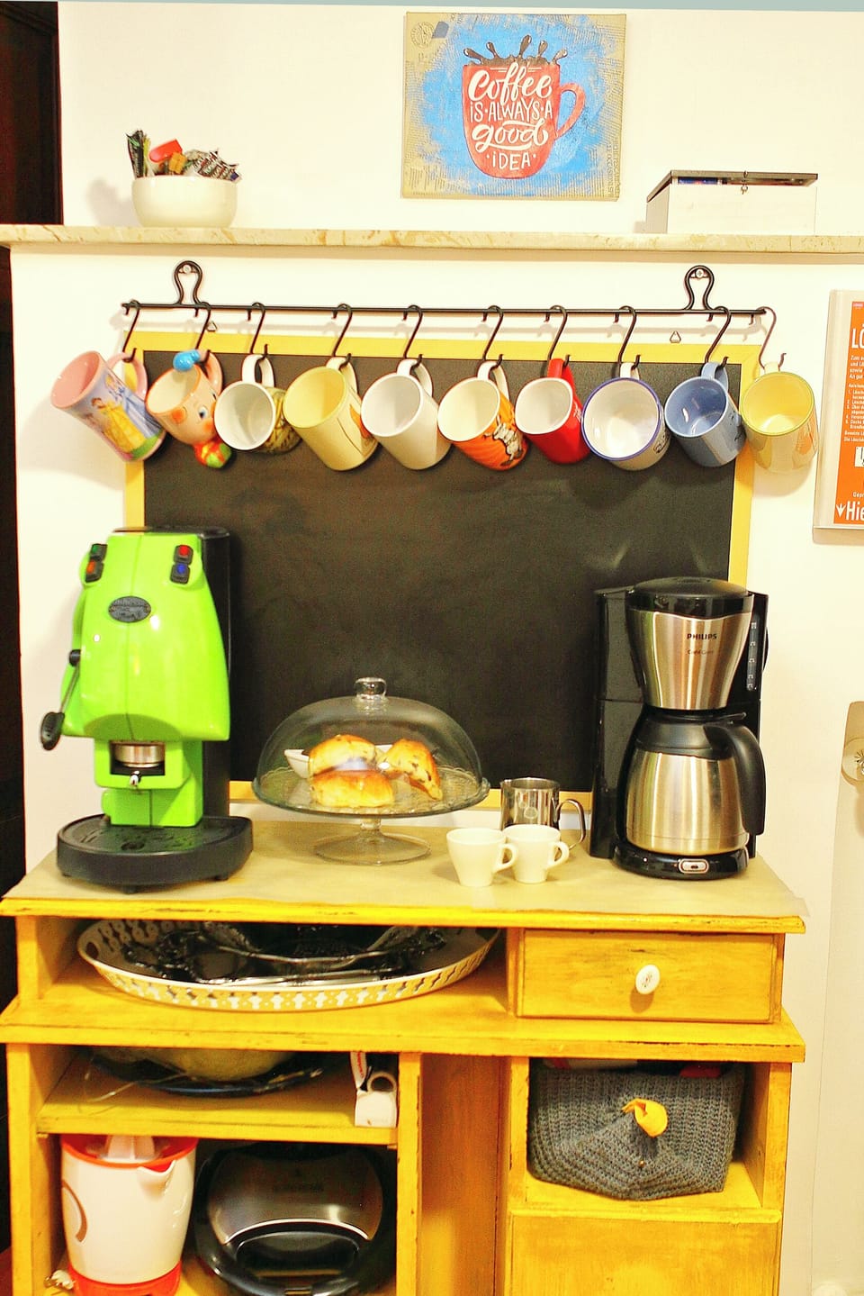 Coffee/tea maker, full-size fridge, oven, stovetop