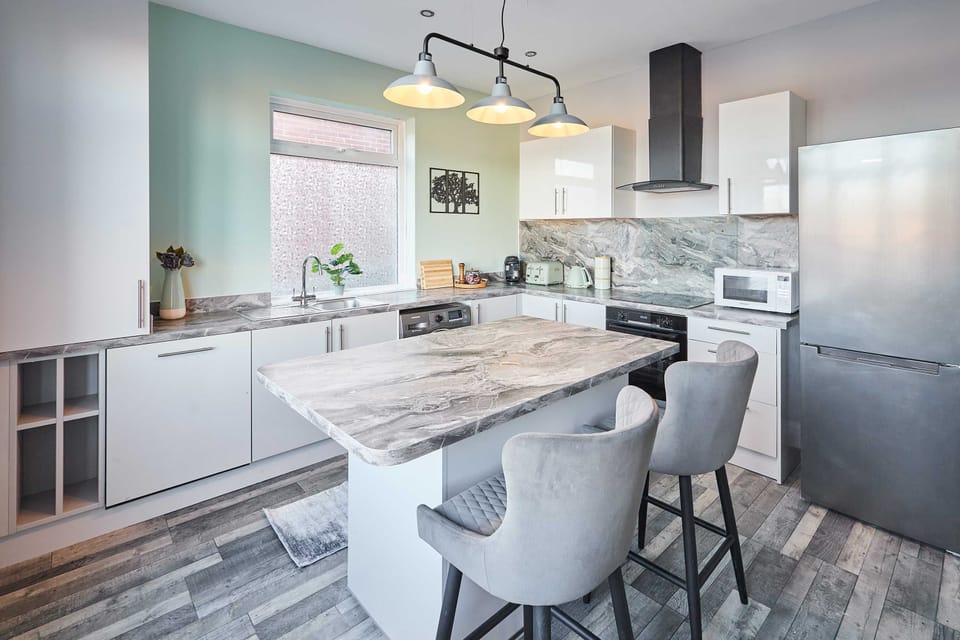 House | 2 bedrooms, desk