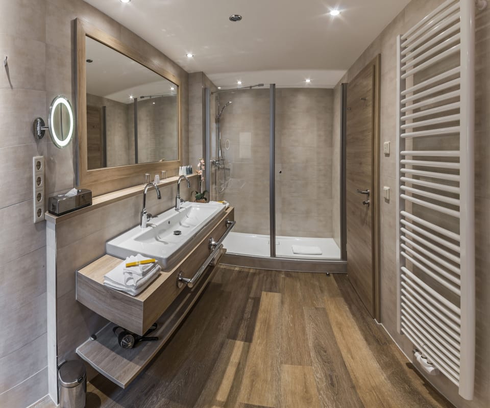 Deluxe Double Room | Bathroom | Free toiletries, hair dryer, slippers, towels