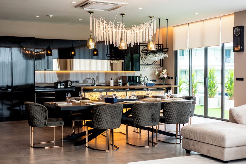 Penthouse, 3 Bedrooms | Living area | 65-inch Smart TV with digital channels, fireplace