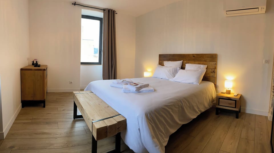 Deluxe Double Room (Saint Etienne) | Soundproofing, free WiFi, bed sheets