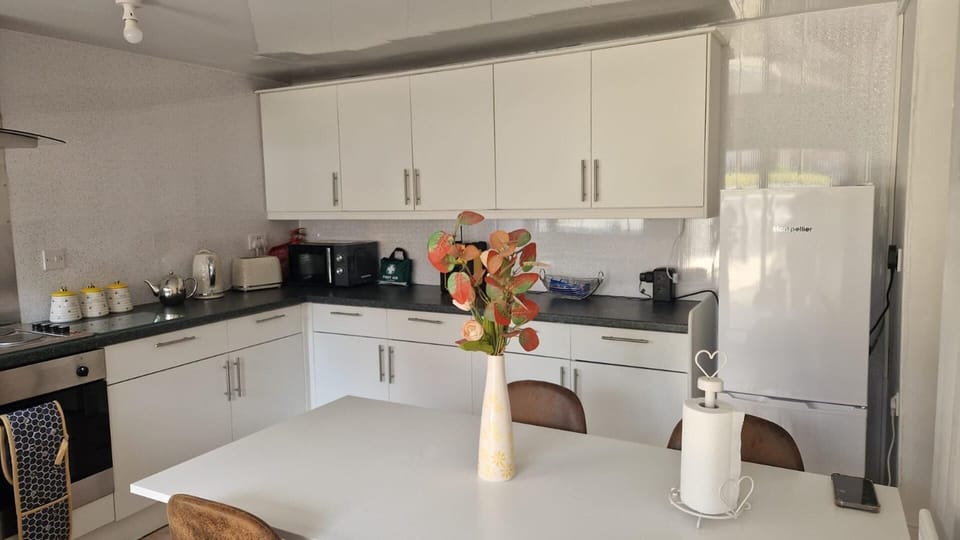 Cottage | Private kitchen | Fridge, microwave, oven, stovetop