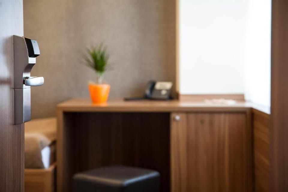 Single Room | Desk, laptop workspace, soundproofing, free WiFi