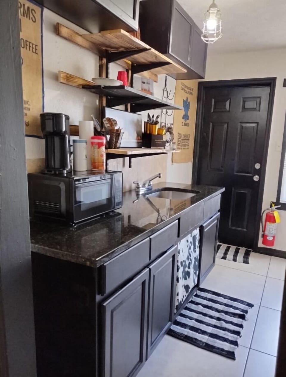 Deluxe Studio | Private kitchen | Microwave, oven, stovetop, cookware/dishes/utensils
