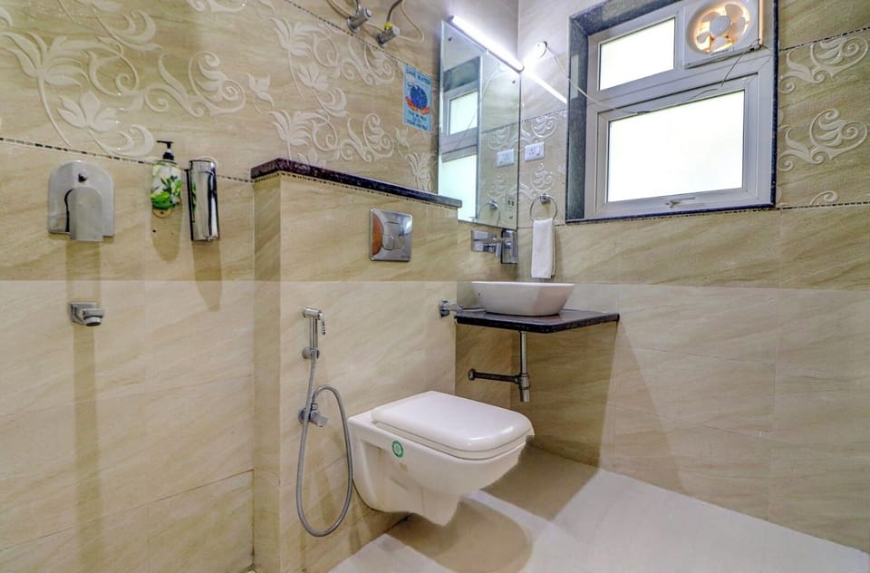 Deluxe Double Room, Balcony, City View | Bathroom | Eco-friendly toiletries, bathrobes, slippers, towels