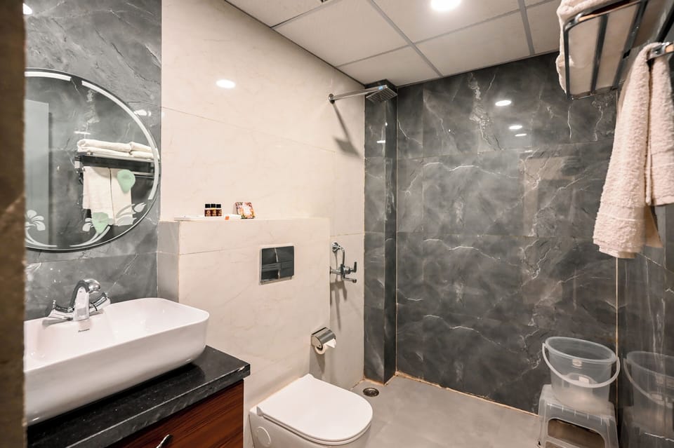 Executive Double Room | Bathroom | Shower, free toiletries, hair dryer, slippers