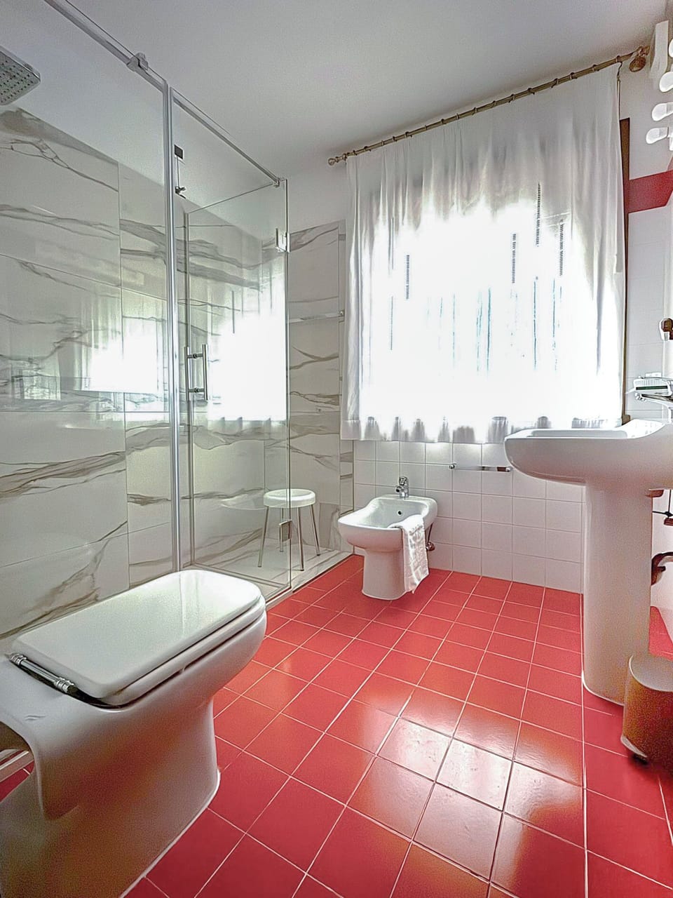 Shower, hair dryer, bidet, towels