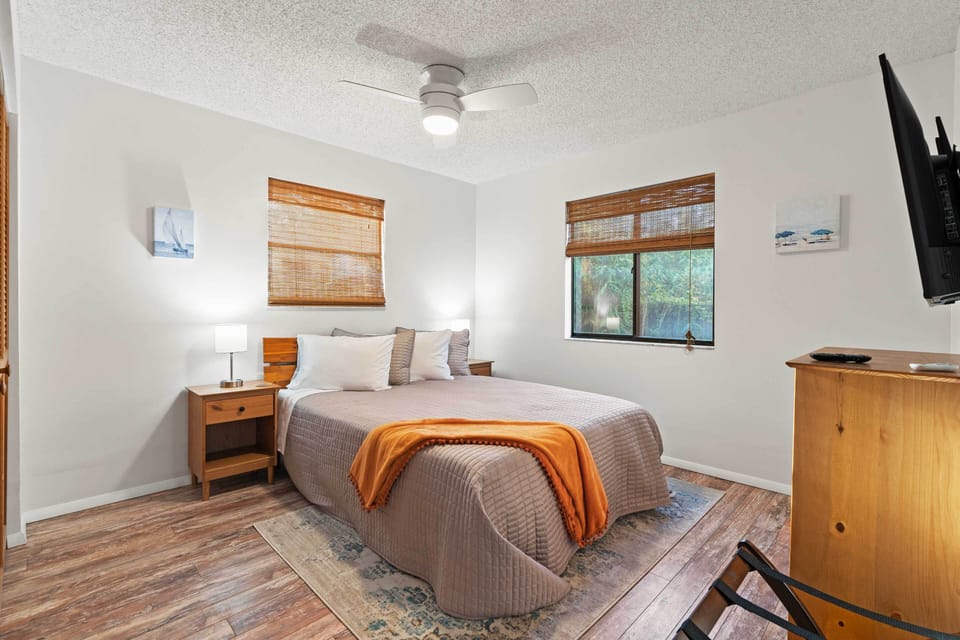 < 1 Mi to Butler Beach! Group Escape w/ Hot Tub Cottage in Butler Beach