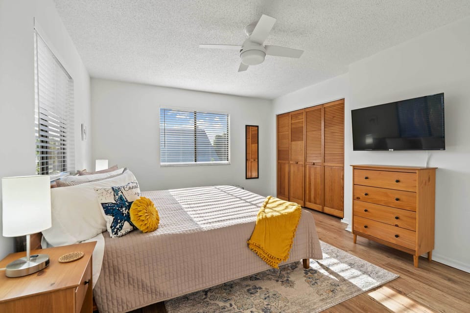 < 1 Mi to Butler Beach! Group Escape w/ Hot Tub Cottage in Butler Beach