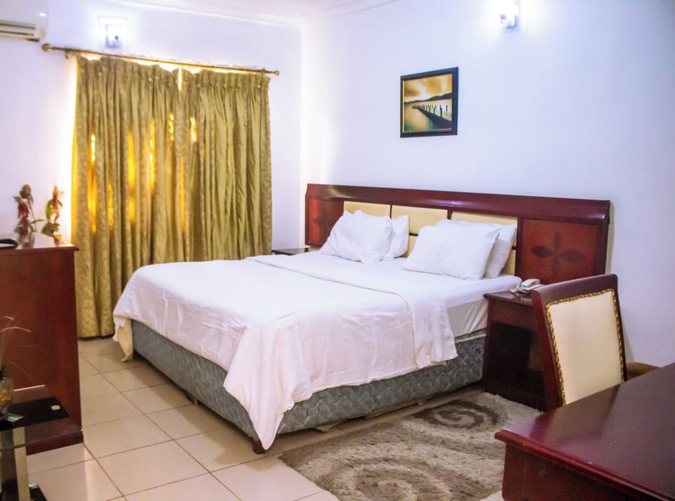 Comfort Double Room Single Use | In-room safe, desk, laptop workspace, soundproofing