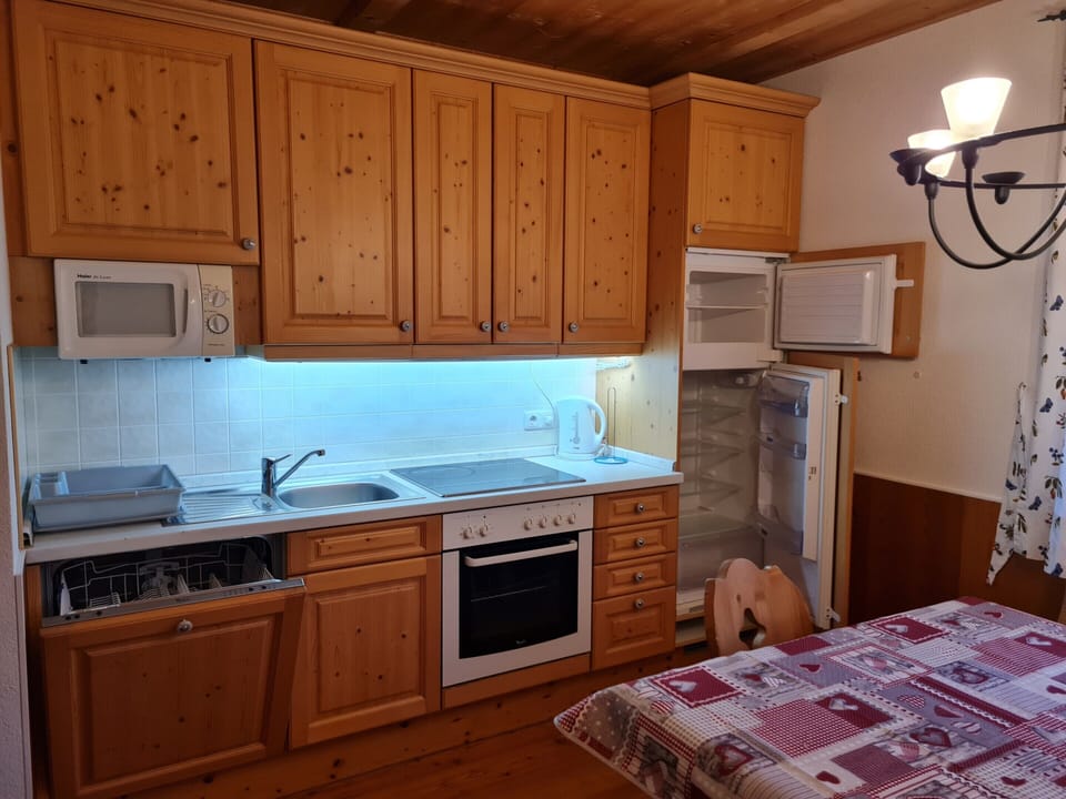 Apartment | Private kitchen | Cookware/dishes/utensils