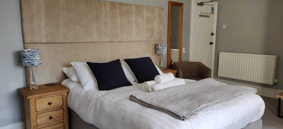 Superior Double Room, 1 King Bed, Private Bathroom, Partial Sea View | Individually decorated, individually furnished, laptop workspace