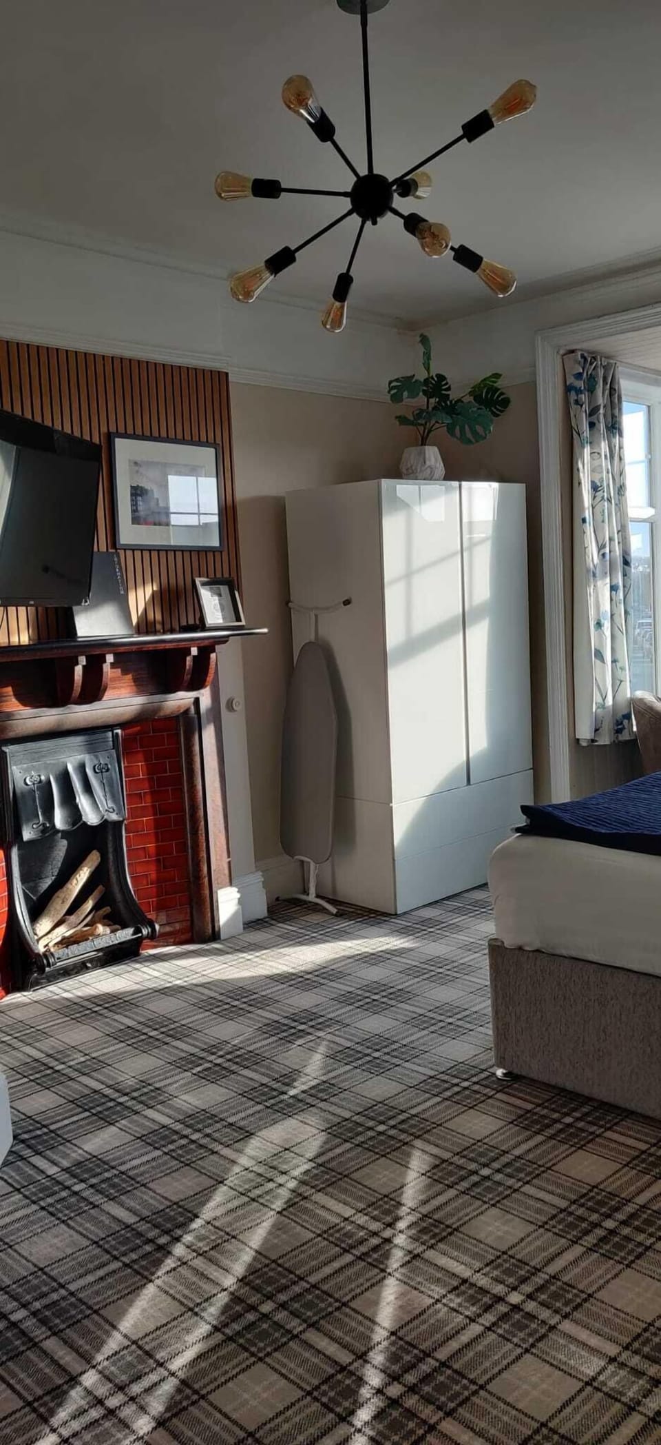 Superior Double Room, 1 Queen Bed, Private Bathroom, Partial Sea View | Individually decorated, individually furnished, laptop workspace