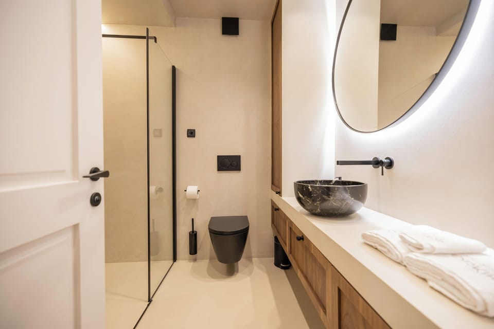Deluxe Apartment, City View | Bathroom | Shower, free toiletries, hair dryer, bathrobes