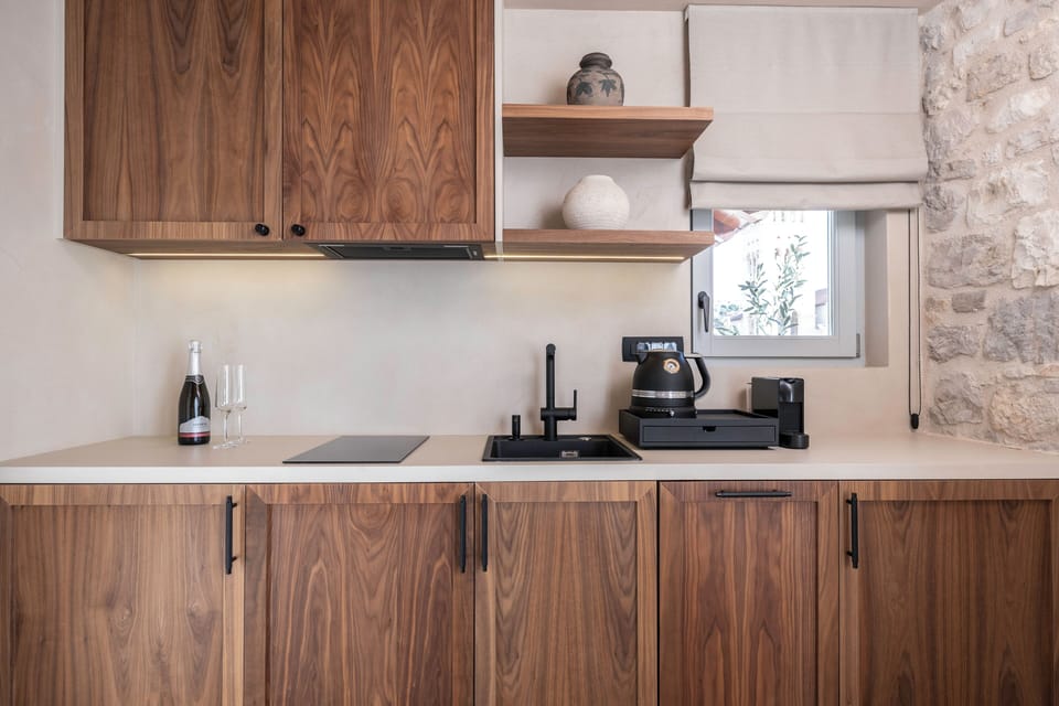 Deluxe Double Room | Private kitchen | Mini-fridge, microwave, stovetop, dishwasher