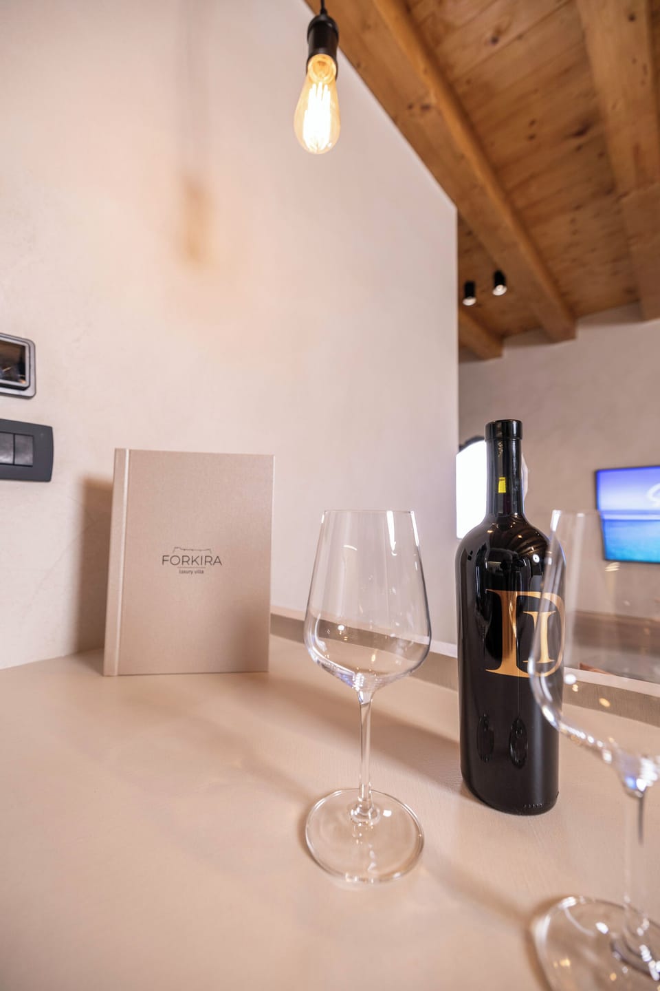 Deluxe Double Room | Living area | 55-inch Smart TV with satellite channels, heated floors