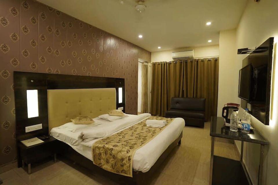 Premium Suite | Desk, laptop workspace, free WiFi, bed sheets