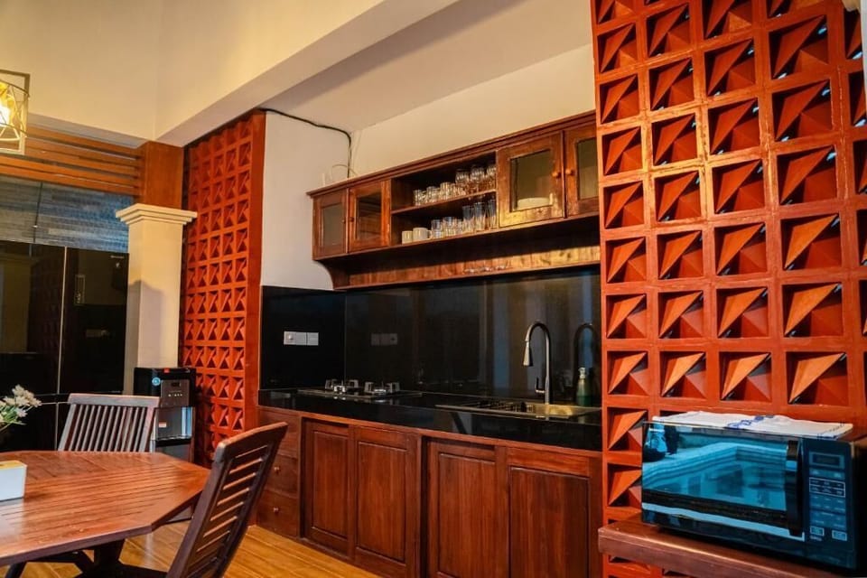 Deluxe Villa, Pool View | Shared kitchen | Fridge, microwave, stovetop, dishwasher