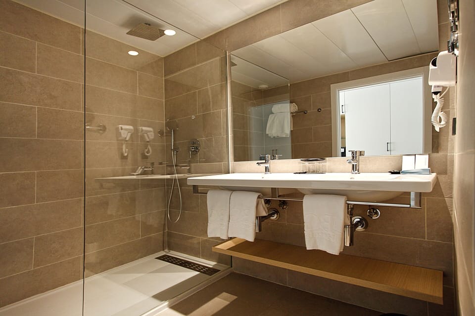 Shower, rainfall showerhead, free toiletries, hair dryer