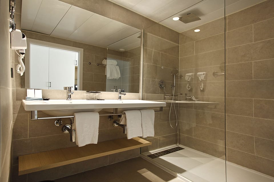 Shower, rainfall showerhead, free toiletries, hair dryer