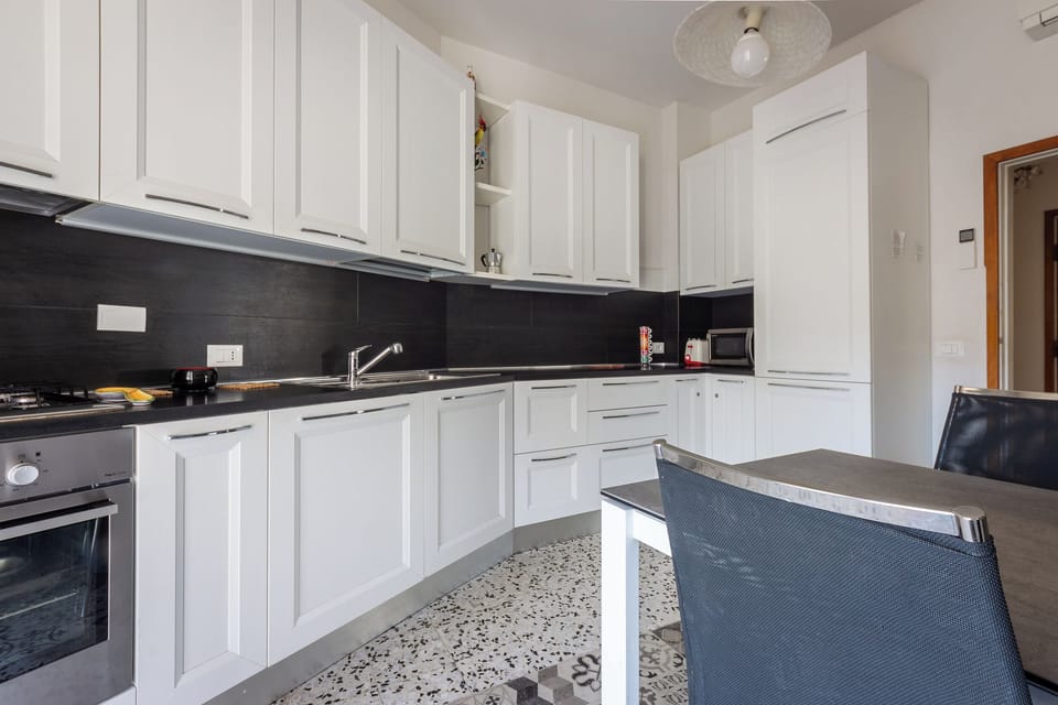 Classic Apartment, Courtyard View | Private kitchen | Fridge, microwave, oven, stovetop