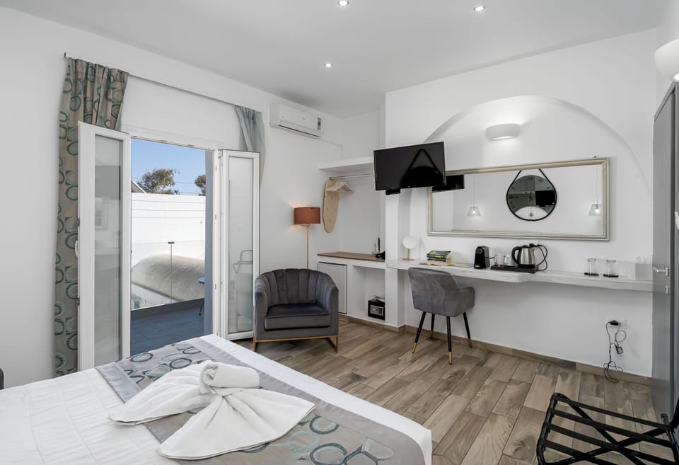 Deluxe Suite | In-room safe, soundproofing, iron/ironing board, free WiFi
