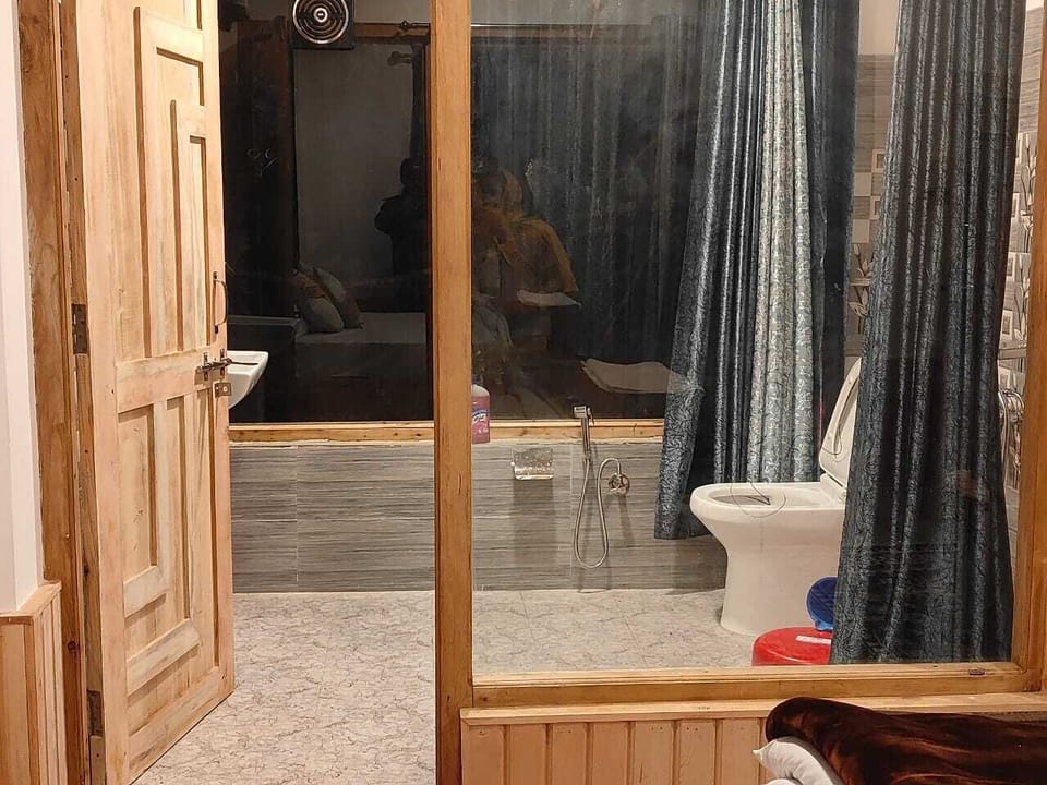 Comfort Studio Suite, Mountain View | Bathroom | Slippers, towels