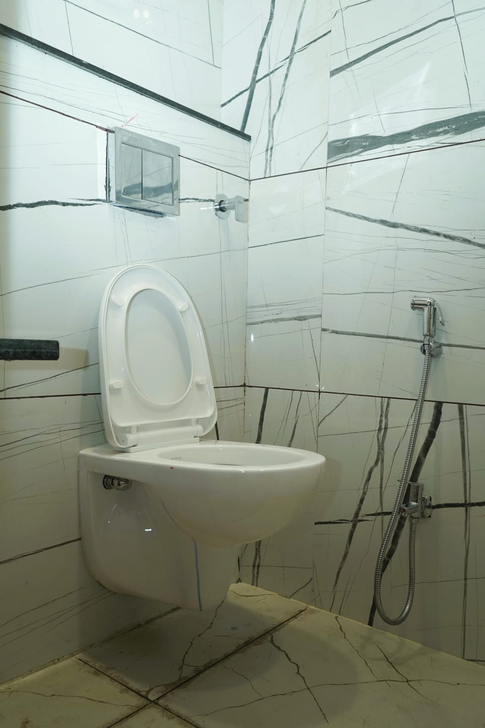 Executive Room | Bathroom | Combined shower/tub, free toiletries, towels, soap